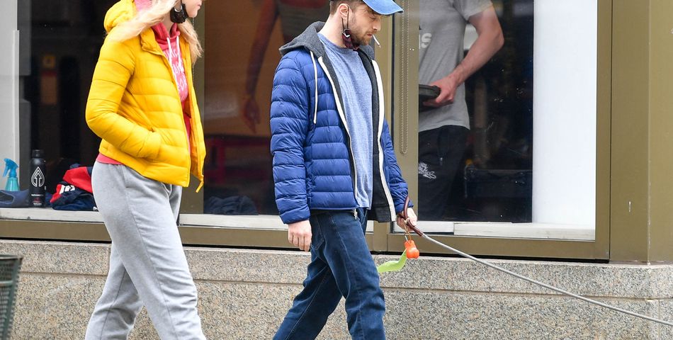 Exclusif - Daniel Radcliffe et sa compagne Erin Darke se promènent avec