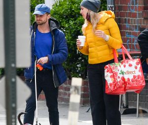 Exclusif - No Web - Daniel Radcliffe et sa compagne Erin Darke se promènent avec leur chien dans les rues de New York. Le 2 avril 2022  04/02/2022 EXCLUSIVE: Daniel Radcliffe and girlfriend Erin Darke step out for a coffee and a dog walk in New York City. The 32 year old British actor was dressed casually in a blue tee shirt under a blue jacket paired with black joggers and black trainers. 