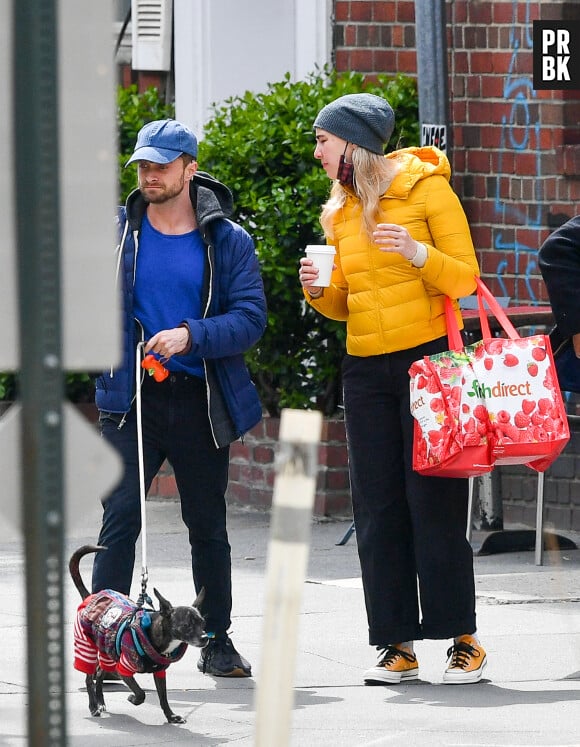 Exclusif - No Web - Daniel Radcliffe et sa compagne Erin Darke se promènent avec leur chien dans les rues de New York. Le 2 avril 2022  04/02/2022 EXCLUSIVE: Daniel Radcliffe and girlfriend Erin Darke step out for a coffee and a dog walk in New York City. The 32 year old British actor was dressed casually in a blue tee shirt under a blue jacket paired with black joggers and black trainers. 