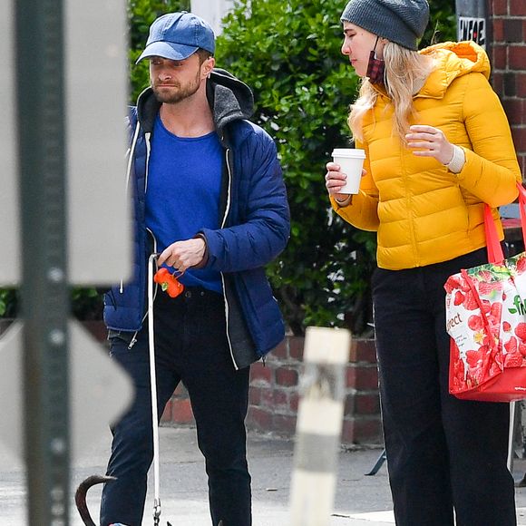 Exclusif - No Web - Daniel Radcliffe et sa compagne Erin Darke se promènent avec leur chien dans les rues de New York. Le 2 avril 2022  04/02/2022 EXCLUSIVE: Daniel Radcliffe and girlfriend Erin Darke step out for a coffee and a dog walk in New York City. The 32 year old British actor was dressed casually in a blue tee shirt under a blue jacket paired with black joggers and black trainers. 