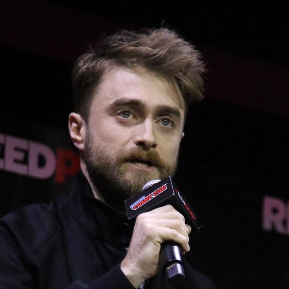 Daniel Radcliffe, - D.Radcliffe ("Harry Potter") répond à ses fans lors du "Comic Con" de New York, le 10 octobre 2022.  Celebrities attend New York Comic Con 2022 presents Roku Original film Weird The Al Yankovic Story panel at Empire stage at Jacob Javits Center in New York. October 10th, 2022. 