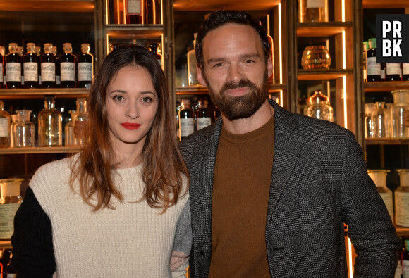 Alban Lenoir et sa compagne Anne Serra lors de la soirée de lancement de "Coca-Cola Signature Mixers", une nouvelle gamme de boissons conçue pour la préparation des cocktails. Paris, le 7 novembre 2019. © Ramsamy Veeren/Bestimage Le Jeudi 7 novembre, Coca-Cola ouvrait les portes de son bar éphémère Le Signature, au cœur du quartier Paris-Montorgueil, dans le cadre du lancement de sa nouvelle gamme dédiée à la mixologie : Coca-Cola Signature Mixers. À cette occasion, médias et célébrités ont découvert pour la toute première fois ce lieu intime et confidentiel sur le son de Elephant Tone et Alfio et au rythme d’un show burlesque magnifiquement orchestré au 21 rue Saint Sauveur à Paris Du 7 novembre au 28 décembre inclus, Le Signature continuera à accueillir médias, influenceurs mais surtout consommateurs, autour de créations inédites de cocktails, imaginées par les barmen les plus talentueux de Paris : MIDO YAHI dit le métronome (3RD GLOBAL WORLDCLASS WINNER 2014), CLÉMENT FAURE dit la flèche (CHAMPION TEQUILA PATRON), BENJAMIN COUSSEAU dit le botaniste (WORLDCLASS FRANCE WINNER 2017), JENNIFER LE NÉCHET dite la story teller (GLOBAL WORLDCLASS WINNER 2016 ) « Pour la première fois depuis 133 ans, Coca-Cola a collaboré avec cinq mixologues de renommée mondiale pour signer une gamme complète de mixers d’exception. Destinés aux bartenders, les 4 références de Coca-Cola Signature Mixers ont vocation à sublimer les spiritueux bruns en révélant des notes fumées, épicées, herbales ou boisées. Ce lancement vient enrichir notre portefeuille en nous positionnant sur une nouvelle catégorie de boissons pour The Coca-Cola Company ». explique Vincent Bouin, Directeur Marketing Coca-Cola France. Le Signature donnera rendez-vous à ses visiteurs de 19h à 2h, autour de master-class et programmations exclusives, qui évolueront toutes les deux semaines au rythme des 4 différentes notes de la gamme Coca-Cola Signature Mixers : Smoky Notes, Spicy Notes, Herbal Notes et Woody Notes.  Celebrities at the launch party of "Coca-Cola Signature Mixers", a new range of drinks designed for the preparation of cocktails. Paris, November 7, 2019. 