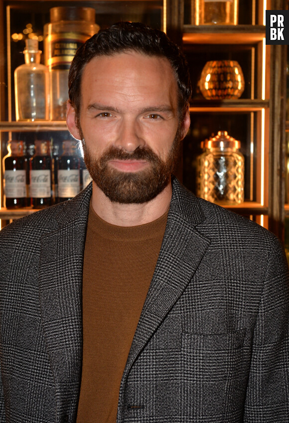 Alban Lenoir lors de la soirée de lancement de "Coca-Cola Signature Mixers", une nouvelle gamme de boissons conçue pour la préparation des cocktails. Paris, le 7 novembre 2019. © Ramsamy Veeren/Bestimage Le Jeudi 7 novembre, Coca-Cola ouvrait les portes de son bar éphémère Le Signature, au cœur du quartier Paris-Montorgueil, dans le cadre du lancement de sa nouvelle gamme dédiée à la mixologie : Coca-Cola Signature Mixers. À cette occasion, médias et célébrités ont découvert pour la toute première fois ce lieu intime et confidentiel sur le son de Elephant Tone et Alfio et au rythme d’un show burlesque magnifiquement orchestré au 21 rue Saint Sauveur à Paris Du 7 novembre au 28 décembre inclus, Le Signature continuera à accueillir médias, influenceurs mais surtout consommateurs, autour de créations inédites de cocktails, imaginées par les barmen les plus talentueux de Paris : MIDO YAHI dit le métronome (3RD GLOBAL WORLDCLASS WINNER 2014), CLÉMENT FAURE dit la flèche (CHAMPION TEQUILA PATRON), BENJAMIN COUSSEAU dit le botaniste (WORLDCLASS FRANCE WINNER 2017), JENNIFER LE NÉCHET dite la story teller (GLOBAL WORLDCLASS WINNER 2016 ) « Pour la première fois depuis 133 ans, Coca-Cola a collaboré avec cinq mixologues de renommée mondiale pour signer une gamme complète de mixers d’exception. Destinés aux bartenders, les 4 références de Coca-Cola Signature Mixers ont vocation à sublimer les spiritueux bruns en révélant des notes fumées, épicées, herbales ou boisées. Ce lancement vient enrichir notre portefeuille en nous positionnant sur une nouvelle catégorie de boissons pour The Coca-Cola Company ». explique Vincent Bouin, Directeur Marketing Coca-Cola France. Le Signature donnera rendez-vous à ses visiteurs de 19h à 2h, autour de master-class et programmations exclusives, qui évolueront toutes les deux semaines au rythme des 4 différentes notes de la gamme Coca-Cola Signature Mixers : Smoky Notes, Spicy Notes, Herbal Notes et Woody Notes.  Celebrities at the launch party of "Coca-Cola Signature Mixers", a new range of drinks designed for the preparation of cocktails. Paris, November 7, 2019. 