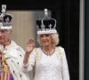 Le roi Charles III d'Angleterre et Camilla Parker Bowles, reine consort d'Angleterre, - La famille royale britannique salue la foule sur le balcon du palais de Buckingham lors de la cérémonie de couronnement du roi d'Angleterre à Londres le 5 mai 2023.