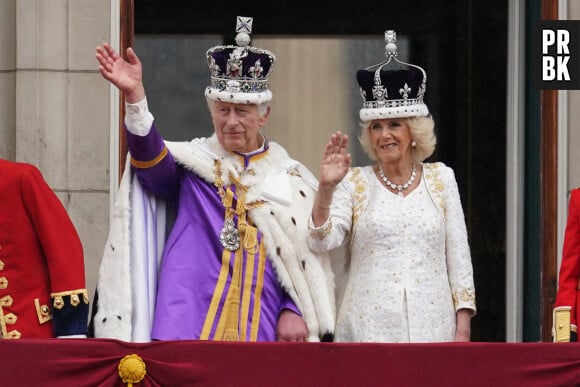 Le roi Charles III d'Angleterre et Camilla Parker Bowles, reine consort d'Angleterre, - La famille royale britannique salue la foule sur le balcon du palais de Buckingham lors de la cérémonie de couronnement du roi d'Angleterre à Londres le 5 mai 2023.