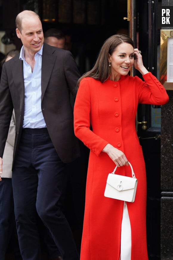 Le prince William, prince de Galles, et Catherine (Kate) Middleton, princesse de Galles, au pub Dog & Duck (Soho) à Londres pour voir comment l'établissement se prépare à célébrer le couronnement du roi d'Angleterre et de la reine consort, le 4 mai 2023.