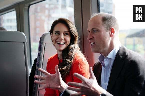 Le prince William, prince de Galles, et Catherine (Kate) Middleton, princesse de Galles, empruntent la ligne de métro Elizabeth pour visiter le pub Dog & Duck à Londres, le 4 mai 2023.