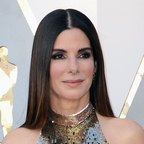 Et si ouvrir les yeux condamnait l'humanité ? Ce pitch très "high concept", c'est celui de Bird Box, film de sci-fi plutôt atypique débarqué sur Netflix il y a déjà cinq ans. On y suivait Sandra Bullock qui, les yeux bandés, entreprenait un road trip angoissant en compagnie de ses enfants dans un terrible monde post-apo.
Sandra Bullock - Arrivées - 90ème cérémonie des Oscars 2018 au théâtre Dolby à Los Angeles, le 4 mars 2018.