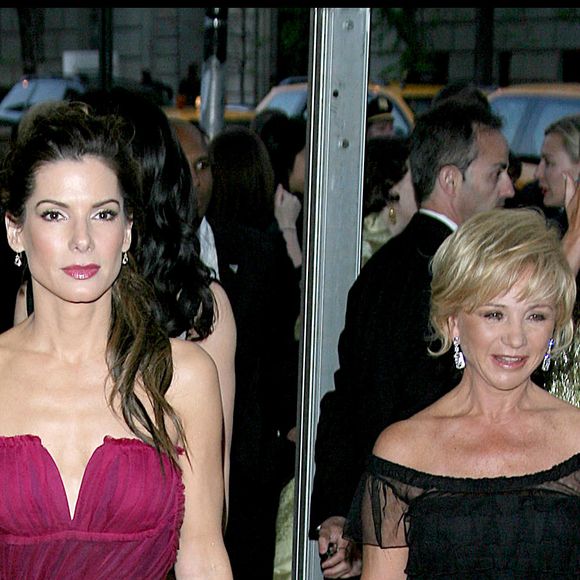 SANDRA BULLOCK - GALA ANNUEL DU " MOMA COSTUME INSTITUTE " A NEW YORK