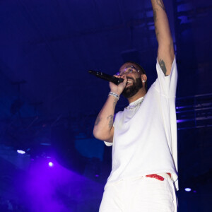 Le canadien Drake atteint la dernière marche du podium avec "God's Plan".
Drake sur scène. Personnalités à la soirée Pré Superbowl de Drake au Hanger 1 à Scottsdale le 10 février 2023.
