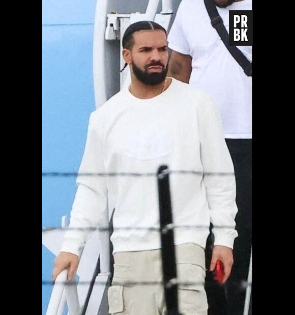 Un média américain a compilé les titres de rap les plus écoutés de tous les temps sur Spotify.
Exclusif - De retour de la République du Chili, Drake arrive dans l'un des aéroports privés de Miami avec tous ses amis et son entourage le 19 mars 2023.