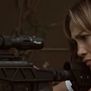 "The Mother" vient de débarquer sur Netflix, et il cartonne. Normal : J-Lo en mère badass prêt à tout pour son enfant, ca fait envie. 
Les images de la bande-annonce du film "The mother" avec Jennifer Lopez 