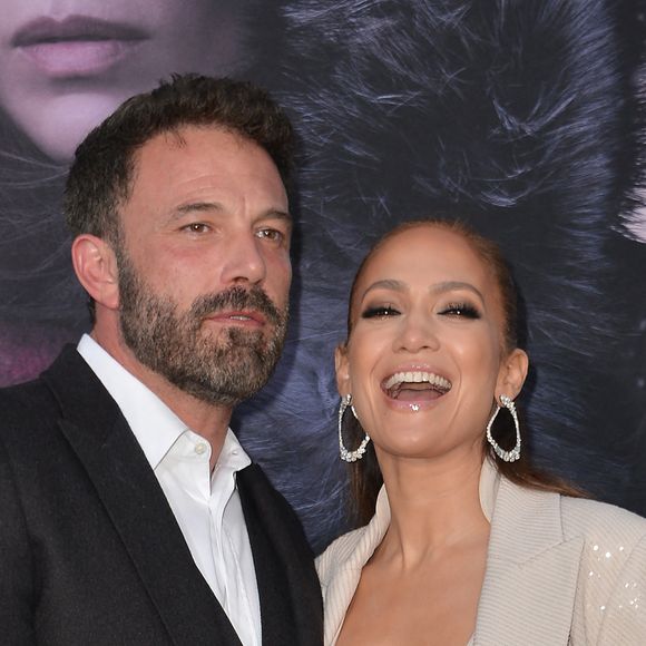 Ben Affleck et sa femme Jennifer Lopez - Photocall de la première du film "The Mother" à Los Angeles le 10 mai 2023. 