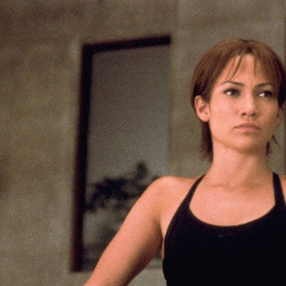 20 ans avant "The Mother", J-Lo était déjà au coeur d'un thriller féministe très très énervé, et tu dois vraiment le rattraper sur Netflix
