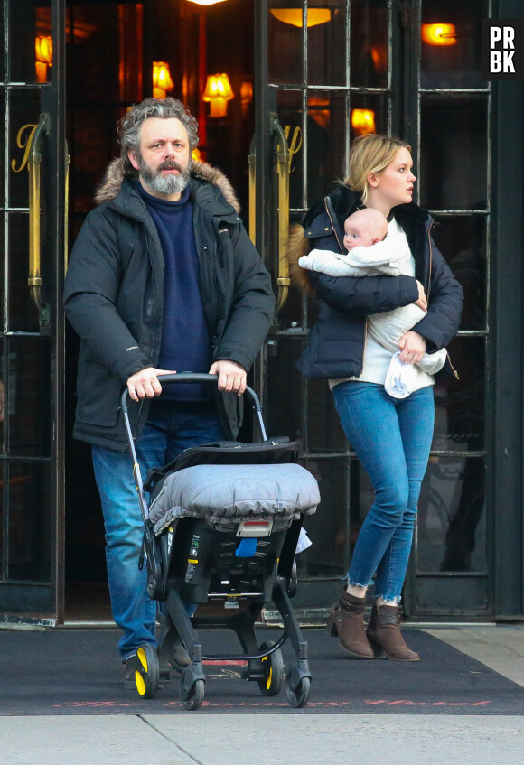 Exclusif - L'acteur Michael Sheen et sa compagne Anna Lundberg se promènent avec leur bébé dans les rues de New York le 3 février 2020.