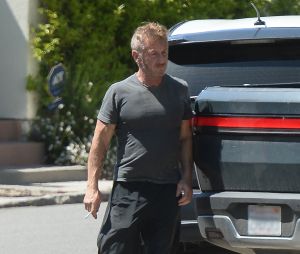 Exclusif - Sean Penn retrouve son fils Hopper à Los Angeles le 7 mai 2023.