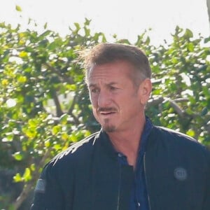 Exclusif - Sean Penn sort d'un déjeuner avec un ami à l'hôtel Shutters on the Beach à Santa Monica le 31 janvier 2023.
