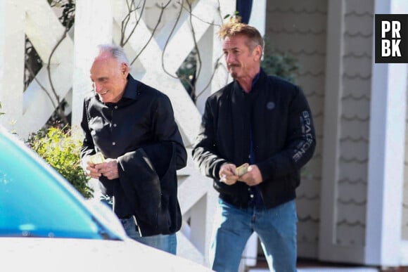 Exclusif - Sean Penn sort d'un déjeuner avec un ami à l'hôtel Shutters on the Beach à Santa Monica le 31 janvier 2023.