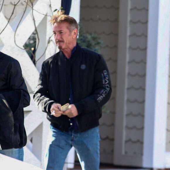 Exclusif - Sean Penn sort d'un déjeuner avec un ami à l'hôtel Shutters on the Beach à Santa Monica le 31 janvier 2023.