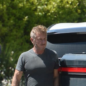 Exclusif - Sean Penn retrouve son fils Hopper à Los Angeles le 7 mai 2023.