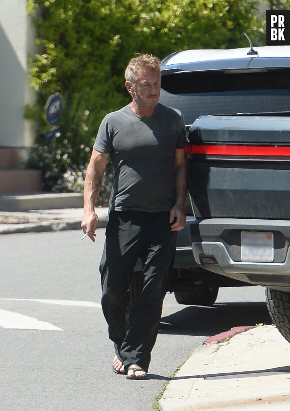 Exclusif - Sean Penn retrouve son fils Hopper à Los Angeles le 7 mai 2023.