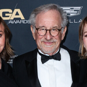 Kristie Macosko Krieger, Steven Spielberg, Kate Capshaw au photocall de la soirée des "75ème Directors Guild Of America Awards" à Los Angeles, le 18 février 2023. 
