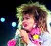 L'artiste, qui était surnommée la reine du Rock'n Roll et qui faisait partie des plus grands du monde de la musique est morte "paisiblement" chez elle, à Küsnacht, en Suisse selon son agent.
Tina Turner lors de sa tournée à Cologne, le 1er mai 1985