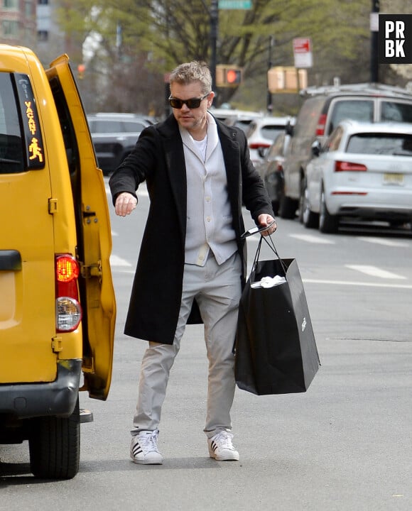 Exclusif - Matt Damon revient d'un séance shopping chez Chanel avec sa femme Luciana Barroso à New York le 8 avril 2023.