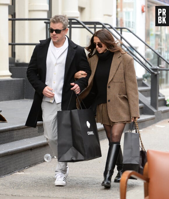 Exclusif - Matt Damon revient d'une séance shopping chez Chanel avec sa femme Luciana Barroso à New York le 8 avril 2023.