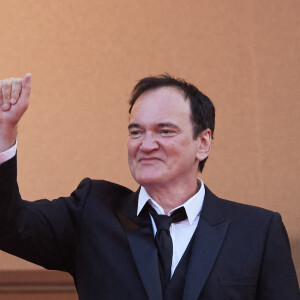 "Mais c'est comme si tous ces films n'existaient même pas ! Je veux dire, qu'est-ce qu'un film de toute façon ? Est-ce juste quelque chose qu'on est censé voir sur Apple ?", épingle le cinéaste.  
Quentin Tarantino - Montée des marches du film « Elémentaire » pour la cérémonie de clôture du 76ème Festival International du Film de Cannes, au Palais des Festivals à Cannes. Le 27 mai 2023 © Jacovides-Moreau / Bestimage  