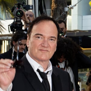 Au cinéma s'opposerait donc le simple fait "de nourrir tout un réseau de plateformes de stream" ou de surtout miser sur "la diffusion d'un film à la télévision". On est loin du bête clash : le sujet lui tient beaucoup à coeur. Pour Tarantino, c'est l'avènement des plateformes de streaming qui l'aurait même convaincu... De stopper sa carrière. Rien que ça. Les cinéphiles en deuil.
Quentin Tarantino - Montée des marches du film « Elémentaire » pour la cérémonie de clôture du 76ème Festival International du Film de Cannes, au Palais des Festivals à Cannes. Le 27 mai 2023 © Jacovides-Moreau / Bestimage  