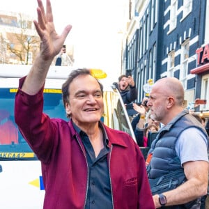 Quentin Tarantino quitte la librairie Athenaeum après une séance de dédicace à Amsterdam le 3 avril 2023. 
