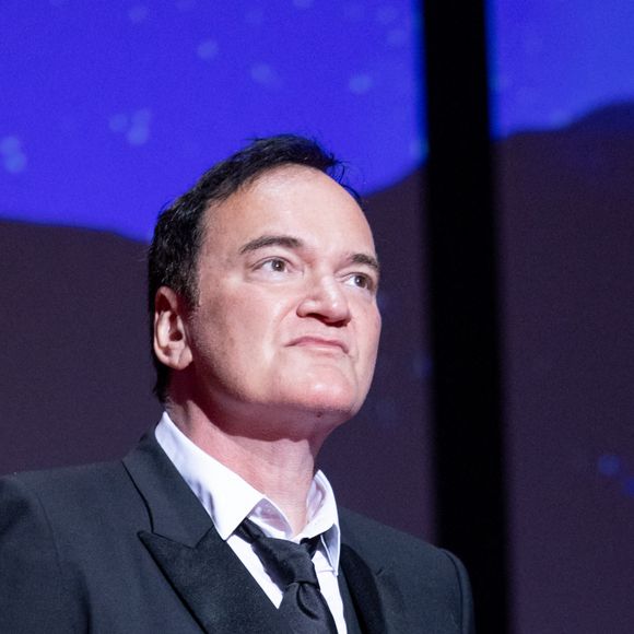 Selon le réalisateur, en plus de perdre un brin en cinéphilie, c'est autre chose qui se voit menacé par le boom des sites comme Netflix, Prime Video, Apple Tv, Disney + et consorts : "l'expérience-salle". Très importante à ses yeux. 
Quentin Tarantino - Cérémonie de clôture du 76ème Festival International du Film de Cannes, au Palais des Festivals à Cannes. Le 27 mai 2023 © Borde-Jacovides-Moreau / Bestimage  