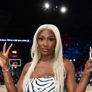 Le rappeur a donc douché les espoirs des fans en affirmant sur une story Instagram qu'il n'y aurait jamais de feat entre Aya Nakamura et lui.
Aya Nakamura - People au match de Basketball Paris NBA 2023 entre les Pistons de Detroit et les Bulls de Chicago à l'Accor Arena Bercy le 19 janvier 2023. © Veeren/Bestimage