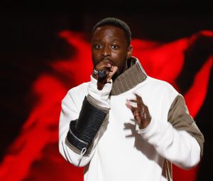 Le Duc de Boulogne avait exhumé plusieurs tweets du chanteur dans lesquels il critiquait le zouk et véhiculait des clichés sur les Antillais.
Exclusif - Dadju chante son tube "Saigne" - Enregistrement de l'émission "M6 sur son 31", présentée par E.Gossuin et diffusée le 31 décembre sur M6 © Christophe Clovis / Bestimage