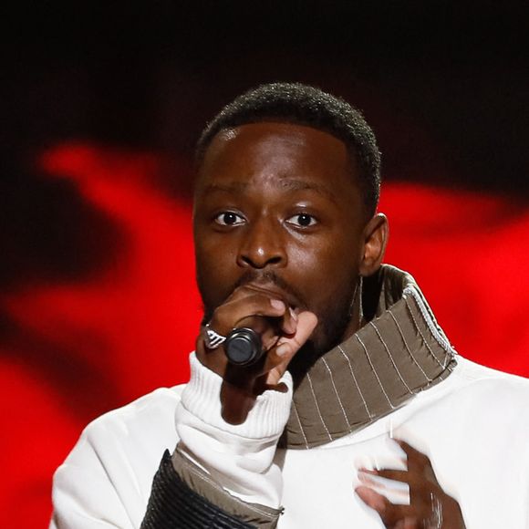 Le Duc de Boulogne avait exhumé plusieurs tweets du chanteur dans lesquels il critiquait le zouk et véhiculait des clichés sur les Antillais.
Exclusif - Dadju chante son tube "Saigne" - Enregistrement de l'émission "M6 sur son 31", présentée par E.Gossuin et diffusée le 31 décembre sur M6 © Christophe Clovis / Bestimage
