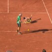 "Il va s'en rappeler de cette partie..." : l'impressionnante chute d'un ramasseur de balles à Roland-Garros