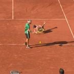 "Il va s'en rappeler de cette partie..." : l'impressionnante chute d'un ramasseur de balles à Roland-Garros