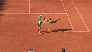 "Il va s'en rappeler de cette partie..." : l'impressionnante chute d'un ramasseur de balles à Roland-Garros