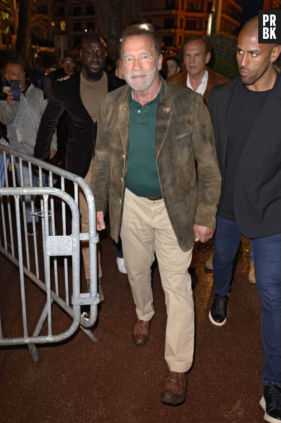 Arnold Schwarzenegger arrive à l'hôtel "Martinez" lors du 76ème Festival International du Film de Cannes, le 17 mai 2023. 