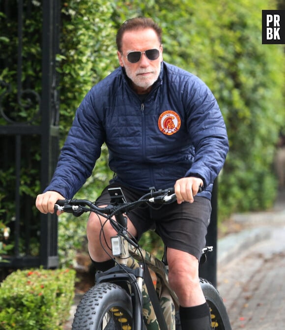 Exclusif - Arnold Schwarzenegger et sa compagne Heather Milligan font une randonnée en vélo à Santa Monica, le 25 mai 2023. 