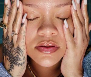 Rihanna utilise son nouveau gommage CherryDub de Fenty Skin