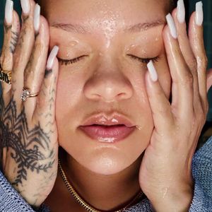 Rihanna utilise son nouveau gommage CherryDub de Fenty Skin