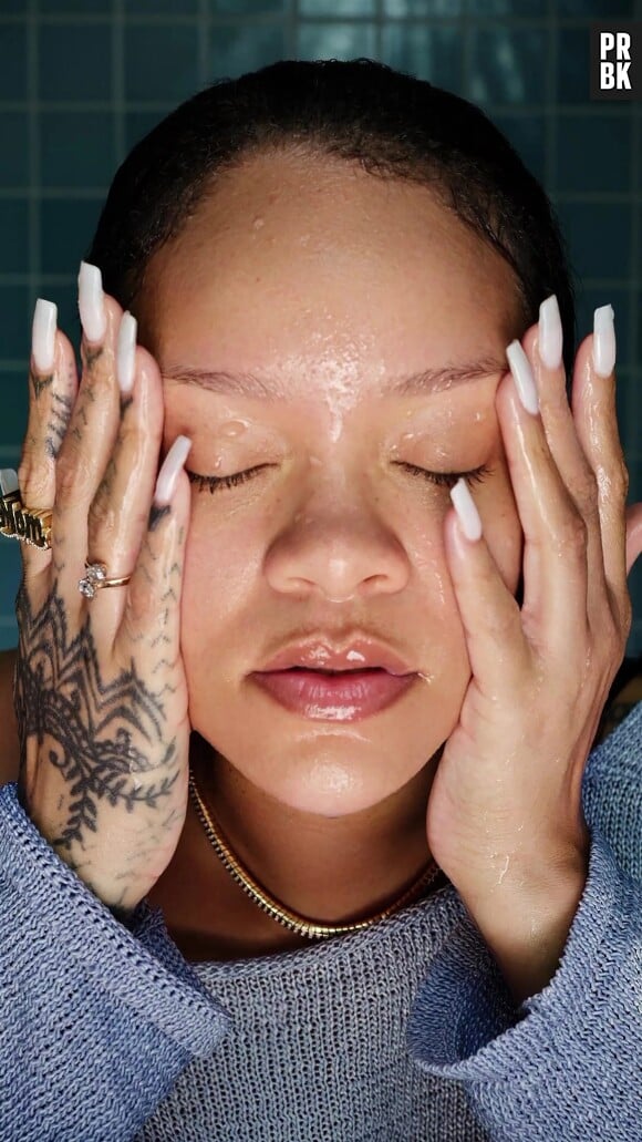 Rihanna utilise son nouveau gommage CherryDub de Fenty Skin