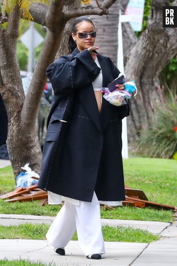 Exclusif - Rihanna, enceinte, couvre son ventre avec un trench oversized à Los Angeles le 10 mai 2023.