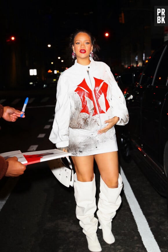 Rihanna enceinte est allée dîner avec sa meilleure amie Melissa au restaurant "Casa Cipriani" à New York le 4 mai 2023.