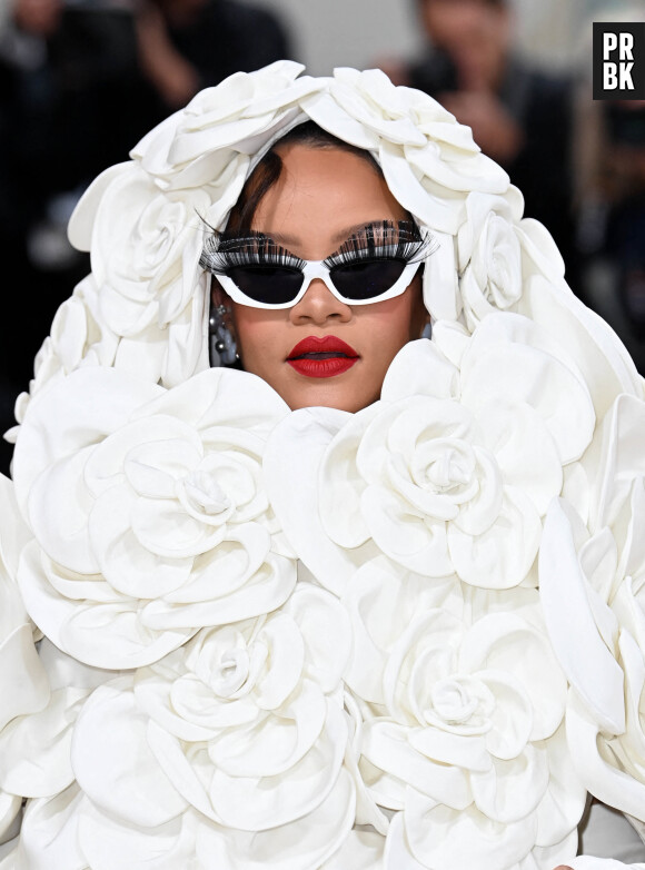 "Ils voulaient la lancer en Europe. C'était la nouvelle signature de Jay-Z, mais elle avait déjà fait deux/trois tubes. C'était dance-hall, ce n'était pas rap, pas dans notre délire", explique Rim'K en interview.
Rihanna, enceinte, - Les célébrités arrivent à la soirée du "MET Gala 2023" hommage au grand couturier Karl Lagerfeld au Metropolitan Museum of Art de New York City, New York, Etats-Unis, le 1er mai 2023.