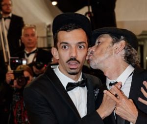 Mais BigFlo a réussi à outre-passer les jugements.
Fabian Ordonez et ses fils Bigflo et Oli - Montée des marches du film "Diego Maradona" lors du 72ème Festival International du Film de Cannes. Le 19 mai 2019 © Jacovides-Moreau / Bestimage