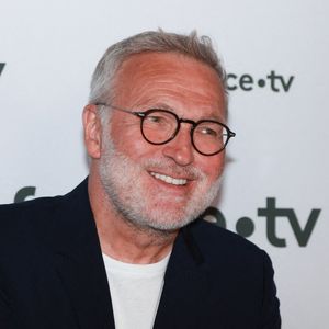 "On est chez les fous, quoi ! J'ai l'impression qu'au contraire, l'émission a montré toute une nouvelle génération de tous horizons. Mais moi, de toute façon, je ne vois pas de Noirs, de Juifs, de Blancs. Pour moi, un humoriste, il est drôle, ou pas. Peu importe le reste. Moi, je ne regarde pas la couleur des gens, c'est de la folie !"
Laurent Ruquier à une conférence de presse à Paris, France. Photo by Nasser Berzane/ABACAPRESS.COM