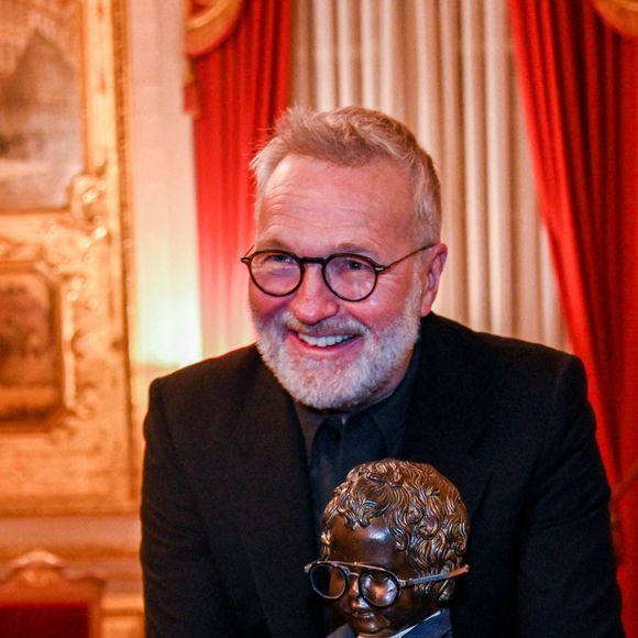 Fini de rire ? Sur le plateau de "Buzz TV", Laurent Ruquier a décidé de réagir à un simili bad buzz qui le concerne. Un témoignage pas forcément élogieux que l'on doit à l'humoriste Fary, bien connu pour son phrasé politique qui fait mouche et ses spectacles de stand up.
Laurent Ruquier et l'équipe des Grosses Têtes à Bruxelles. Photo by F.Andrieu/Agencepeps/Isopix/ABACAPRESS.COM